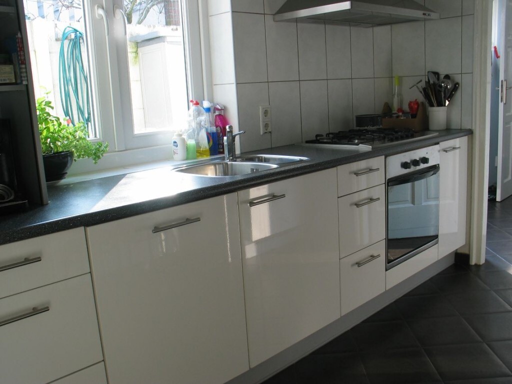 Gelegen in de wijk “Armhoefse Akkers” (Sacaramentsparochie) ruime jaren 30 hoekwoning met extra kamer op de begane grond en tuin op het zuiden. 