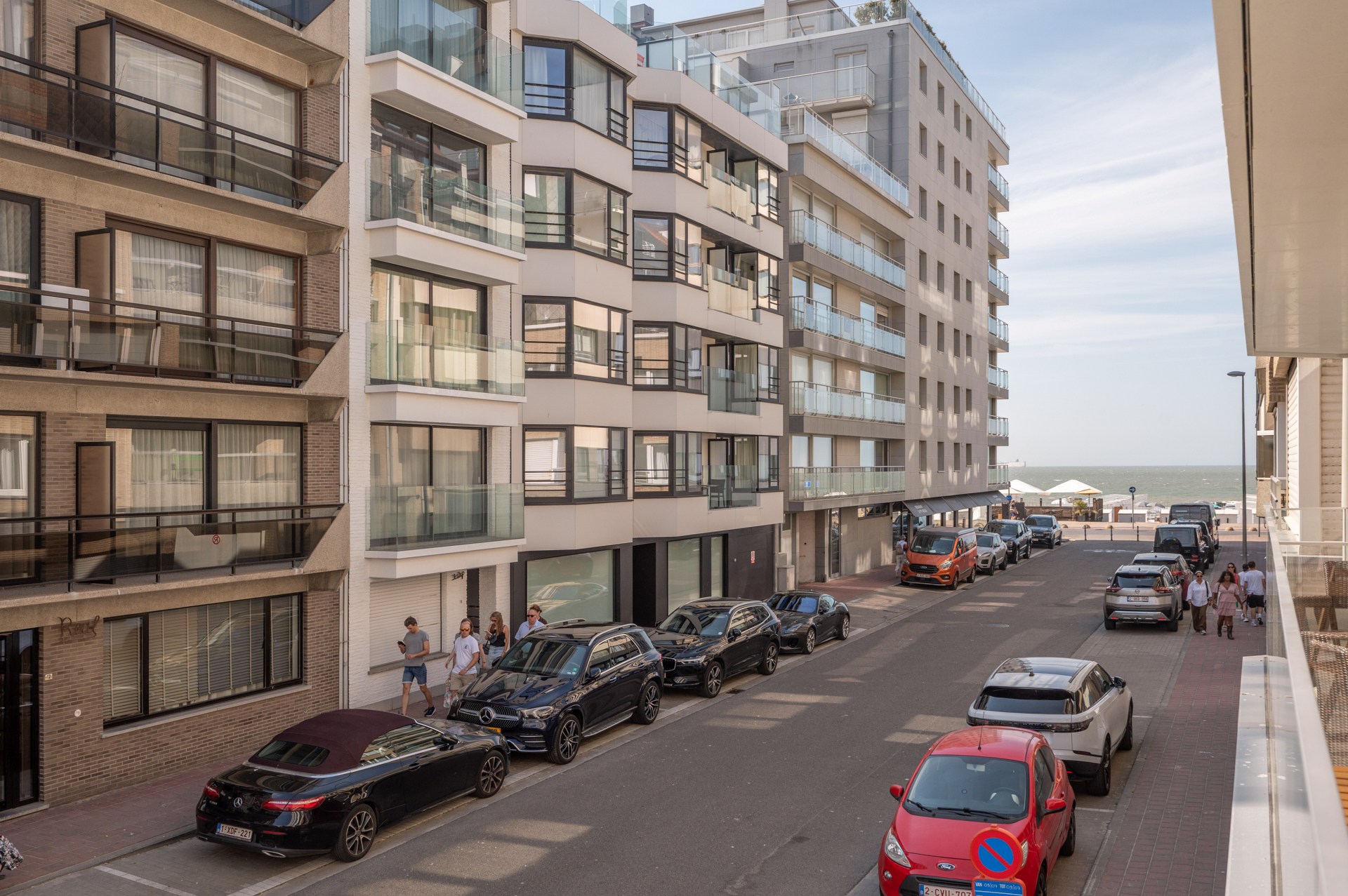 Appartement rénové de haut standing situé du côté ouest avec vue latérale sur la mer. 
