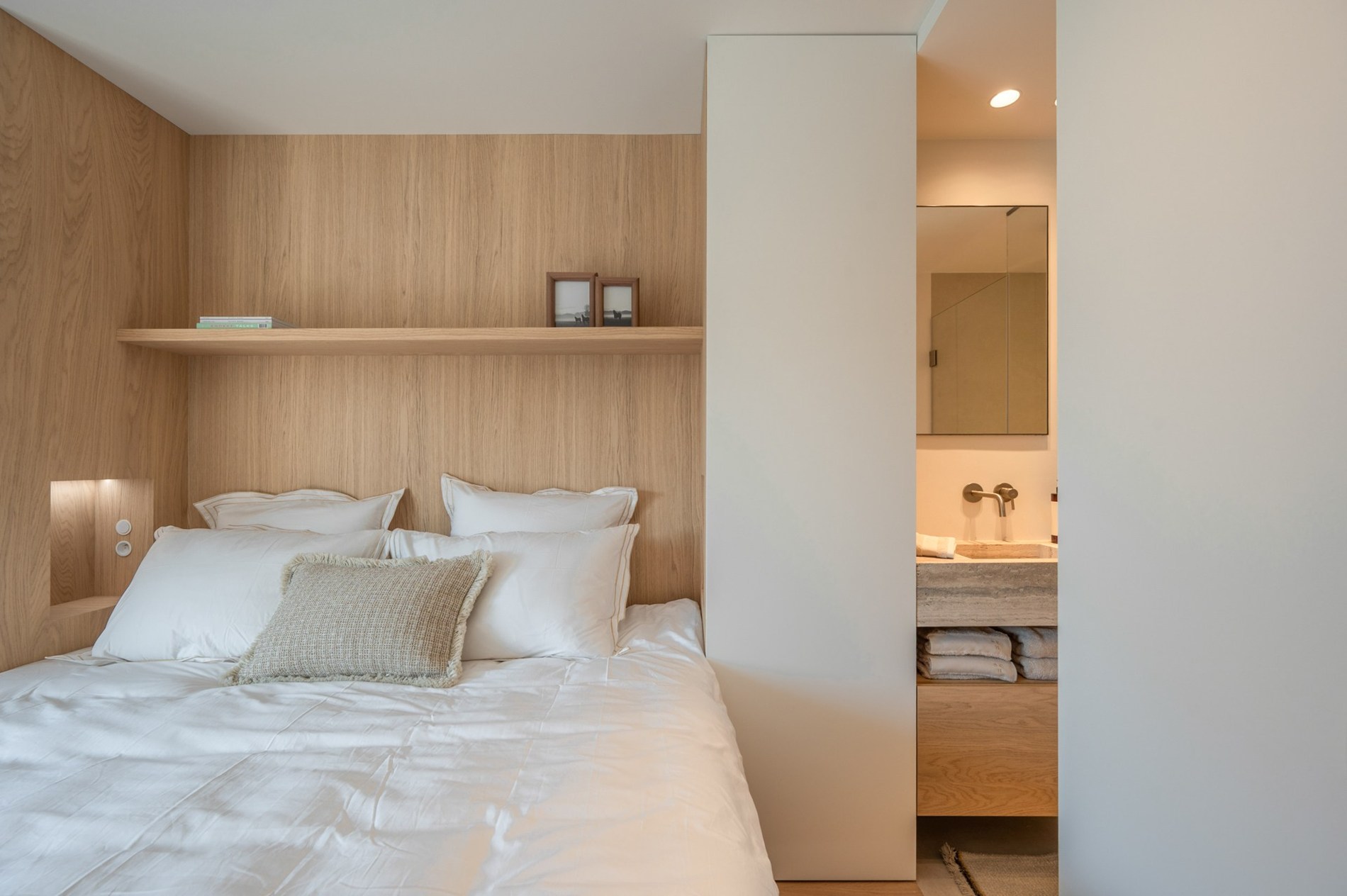 Appartement exclusivement rénové avec 3 chambres à vendre près de la plage d'Albert et de la place de la Lumière. 