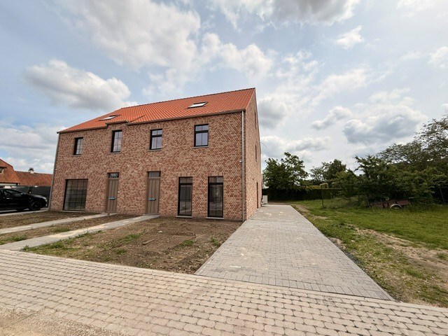Halfopen nieuwbouwwoning met 4 slaapkamers gelegen te Opitter. 