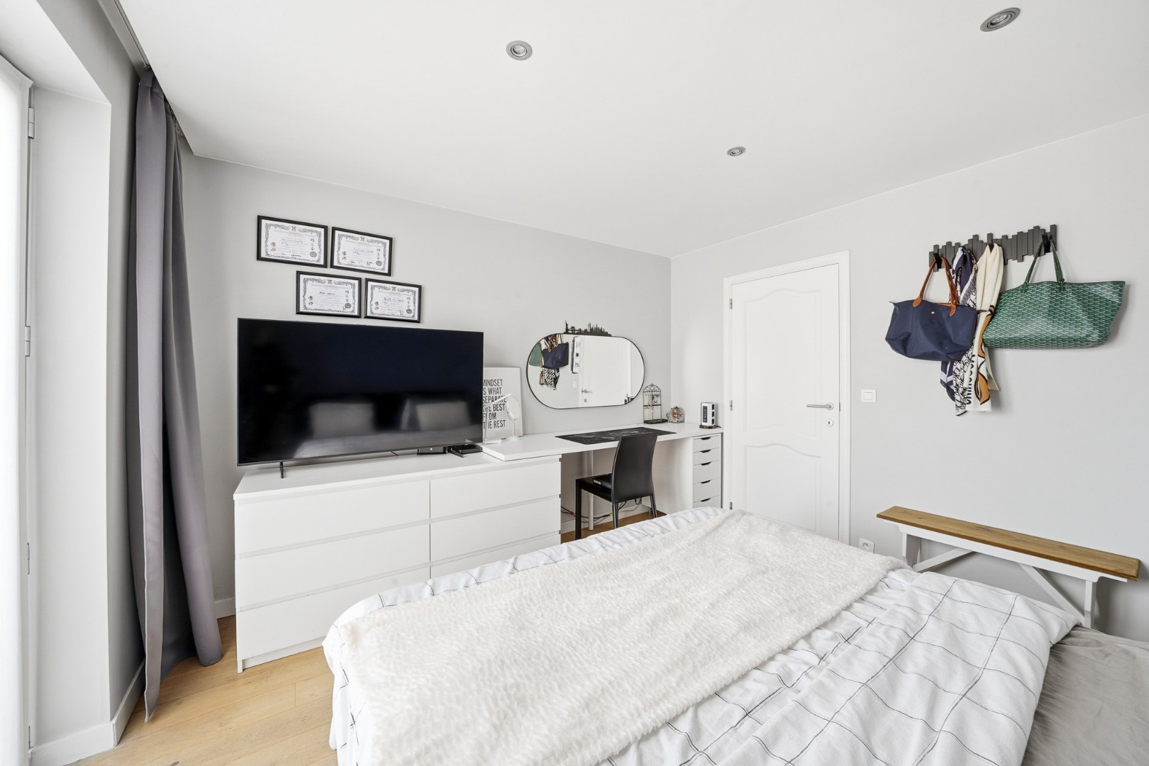 Ruim appartement met 3 slaapkamers, 2 terrassen, garage en staanplaats in Oostende 