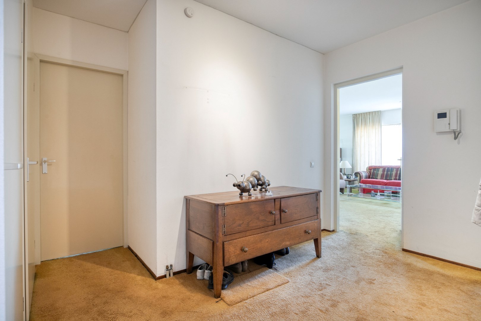 Royale 3 kamer benedenwoning met 2 slaapkamers, ruim terras en is gelegen op eigen grond. 