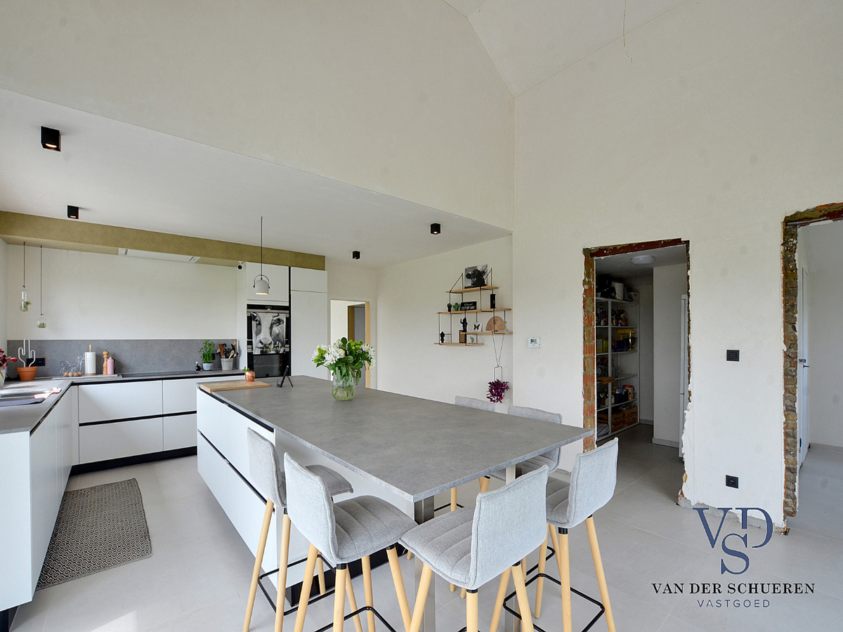 Exceptioneel gelegen, eigentijdse bungalow-villa. 