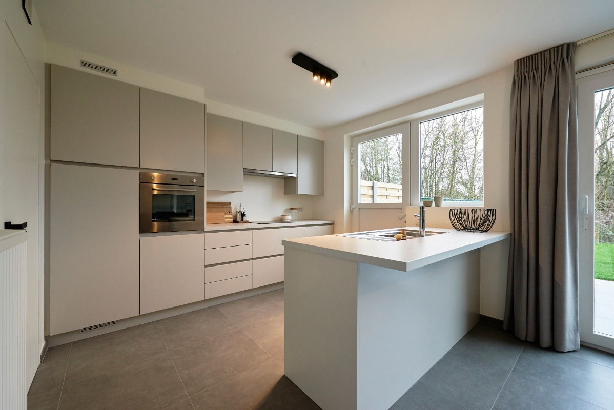 MAGNIFIEKE HALF OPEN PASTORIEWONINGEN IN CENTRUM ZEDELGEM 