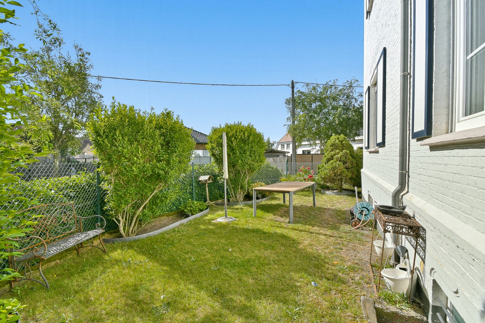 Instapklaar gelijkvloers appartement met privatieve toegang, garage, zonnige tuin en terras nabij zee 