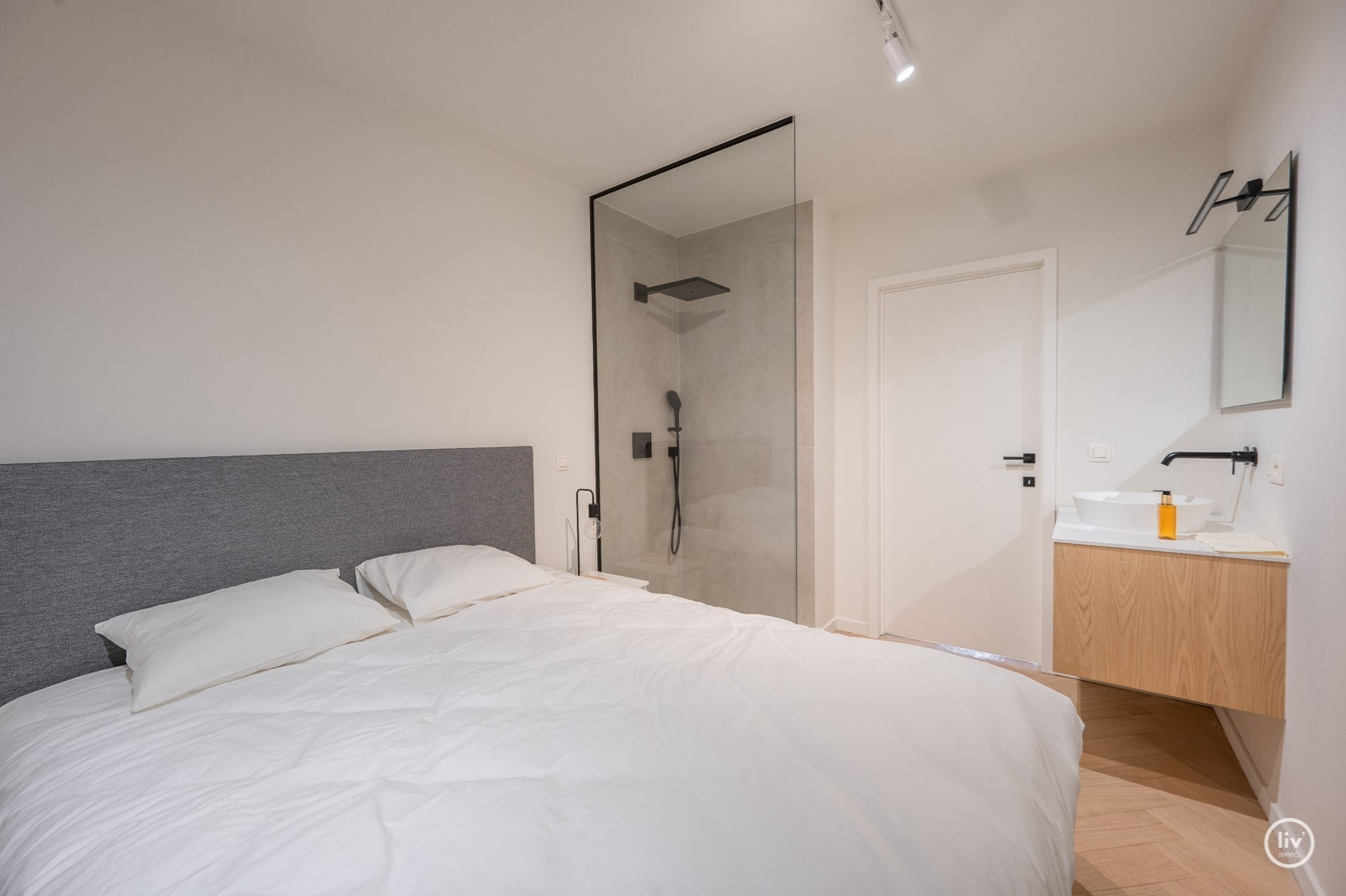 Gerenoveerd appartement met 2 volwaardige slaapkamers vlakbij het Vanbunnenplein te Knokke (mog. tot het huren van een inpandige garage) 