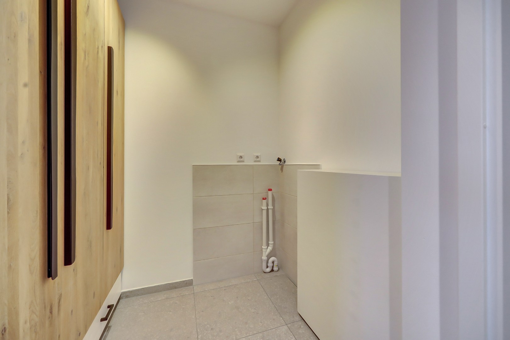 Nieuw en instapklaar 3-kamer appartement op de zevende verdieping met luxe keuken en badkamer, riant uitzicht over de omgeving en naar het centrum van Rotterdam. 