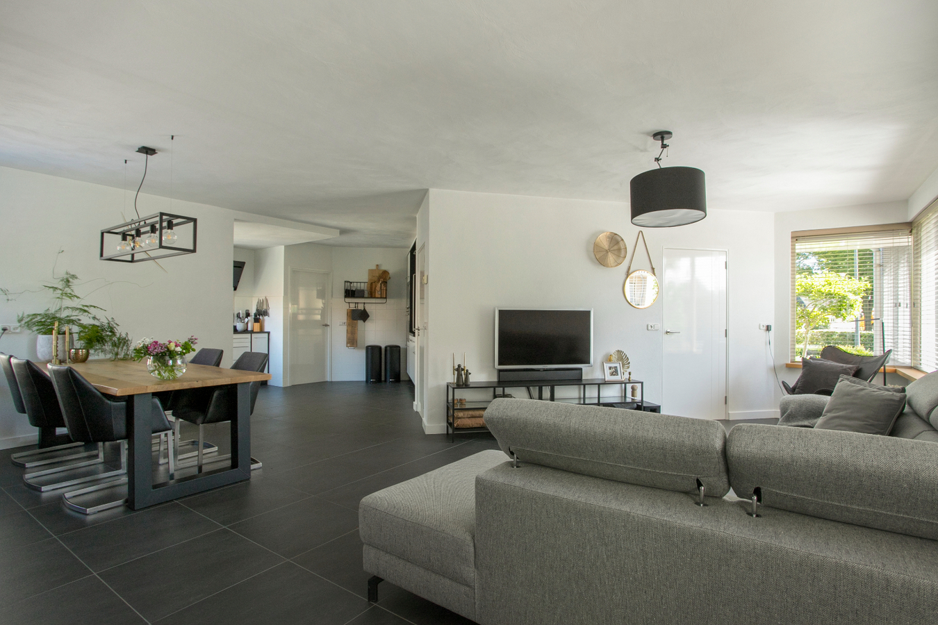 Deze moderne en royale vrijstaande woning staat op een rustige woonlocatie op een mooi hoekperceel. 