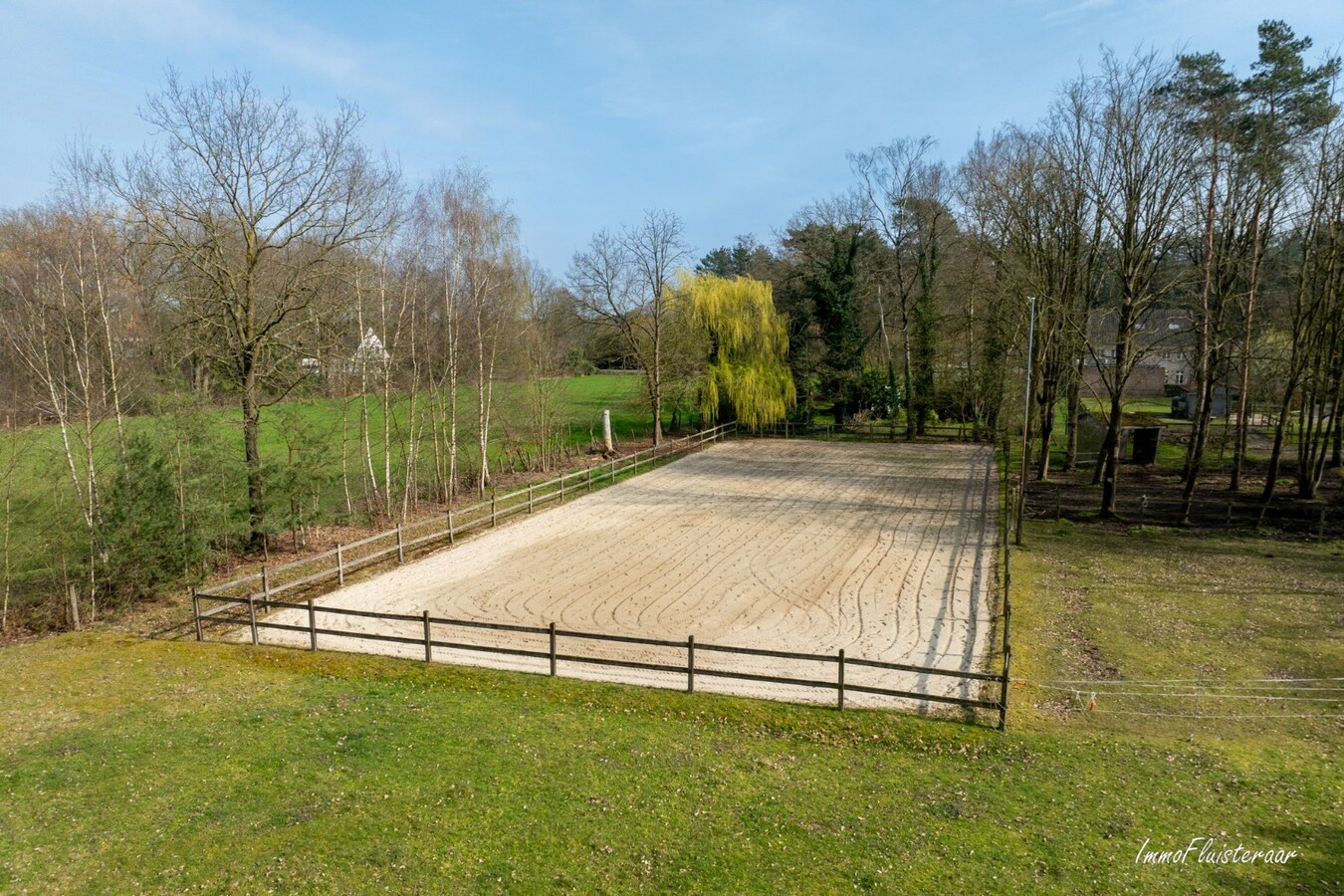 Karakteristieke woning met charmante chalet en paardenfaciliteiten op ca. 9.604 m² te Geel 