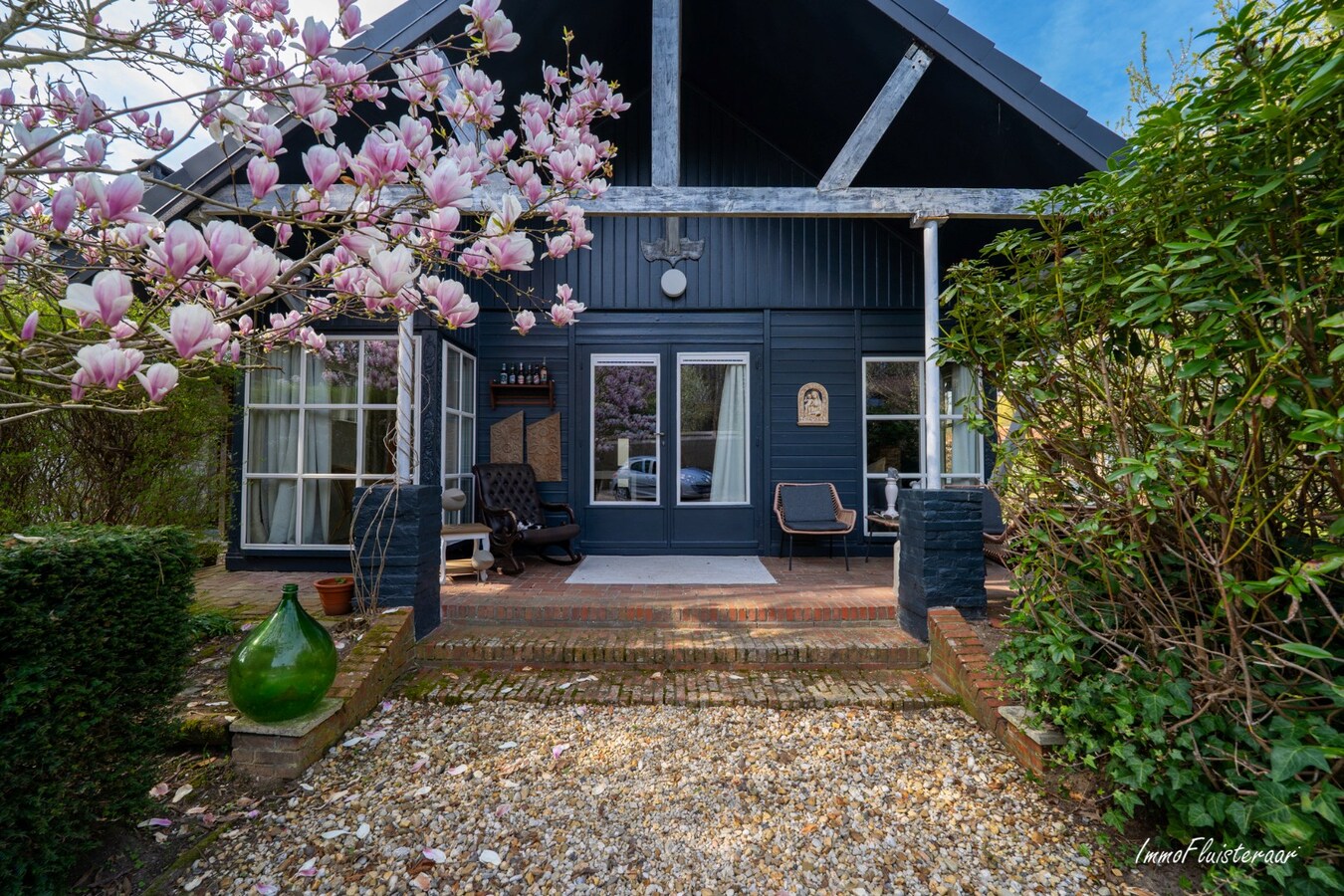 Karakteristieke woning met charmante chalet en paardenfaciliteiten op ca. 9.604 m² te Geel 