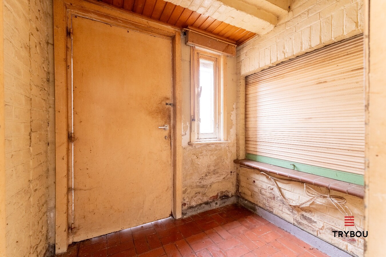 Te renoveren woning met bijgebouw en tuin in Houthulst 