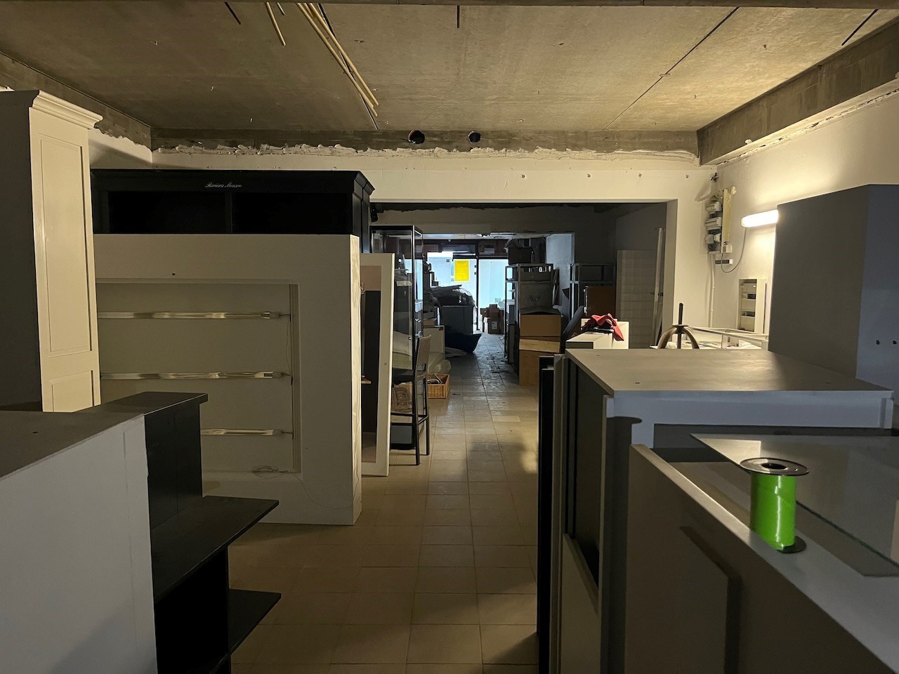 Handelsgelijkvloers op 20m wandelafstand van de Lippenslaan in Knokke, centraal gelegen tussen het Rubensplein en Van Bunnenplein. 