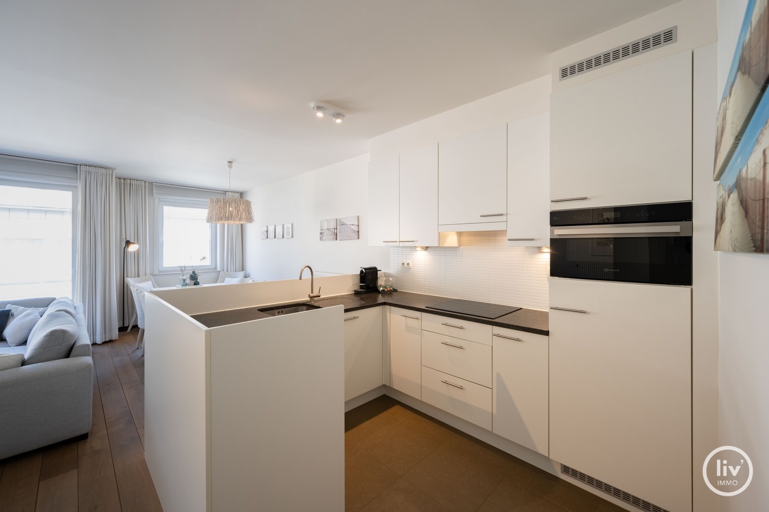 MEUBLÉ - Appartement récemment rénové et bien fini de 2 chambres à coucher, situé de manière centrale sur l'avenue Bayaux à Knokke. 