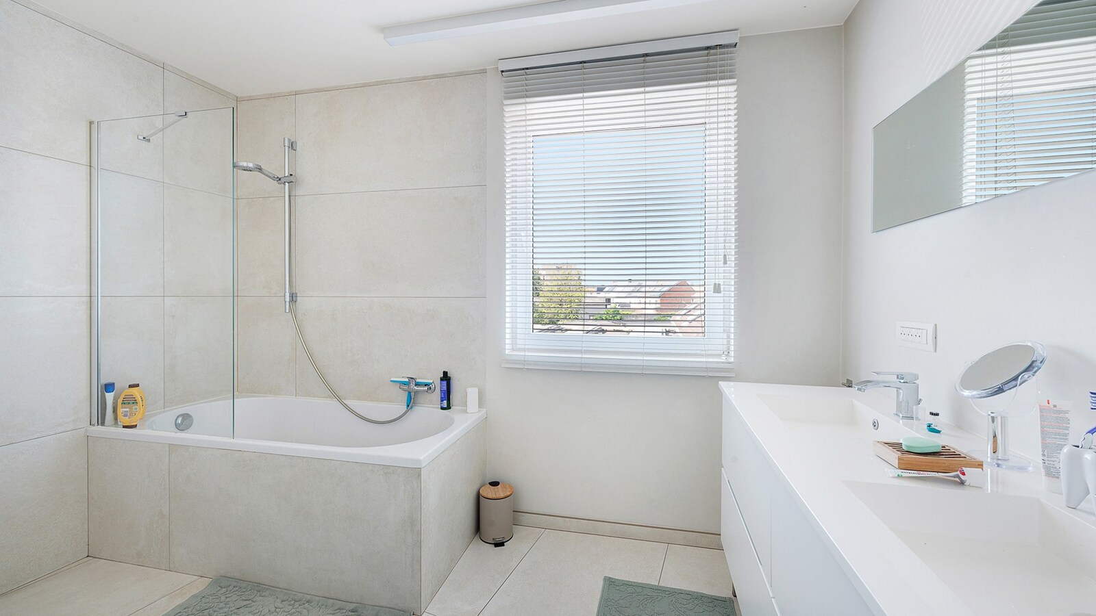 Ruime gezinswoning met handelsruimte op toplocatie in het bruisende Westkapelle. 