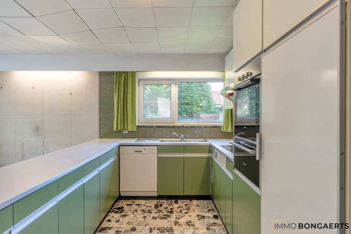 Ruime te renoveren woning op een mooi perceel. 