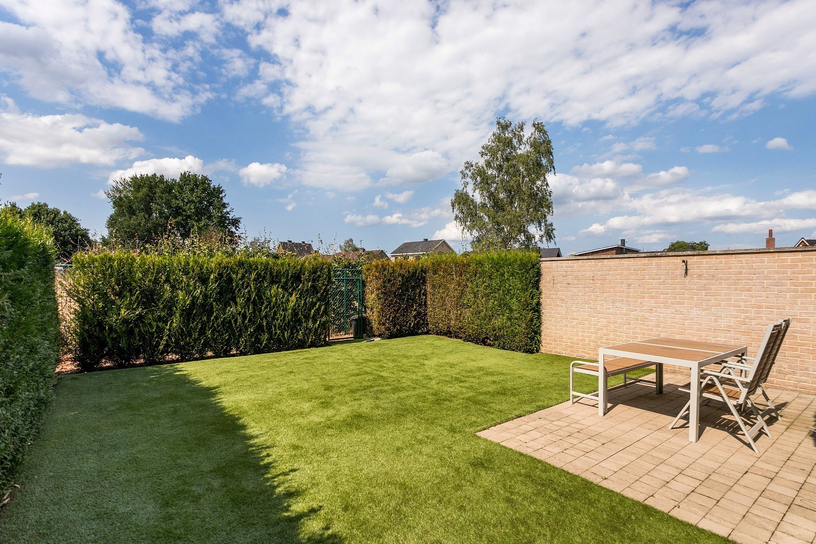 Modern, gelijkvloers appartement met 2 slpk, ondergrondse parking en tuin. 