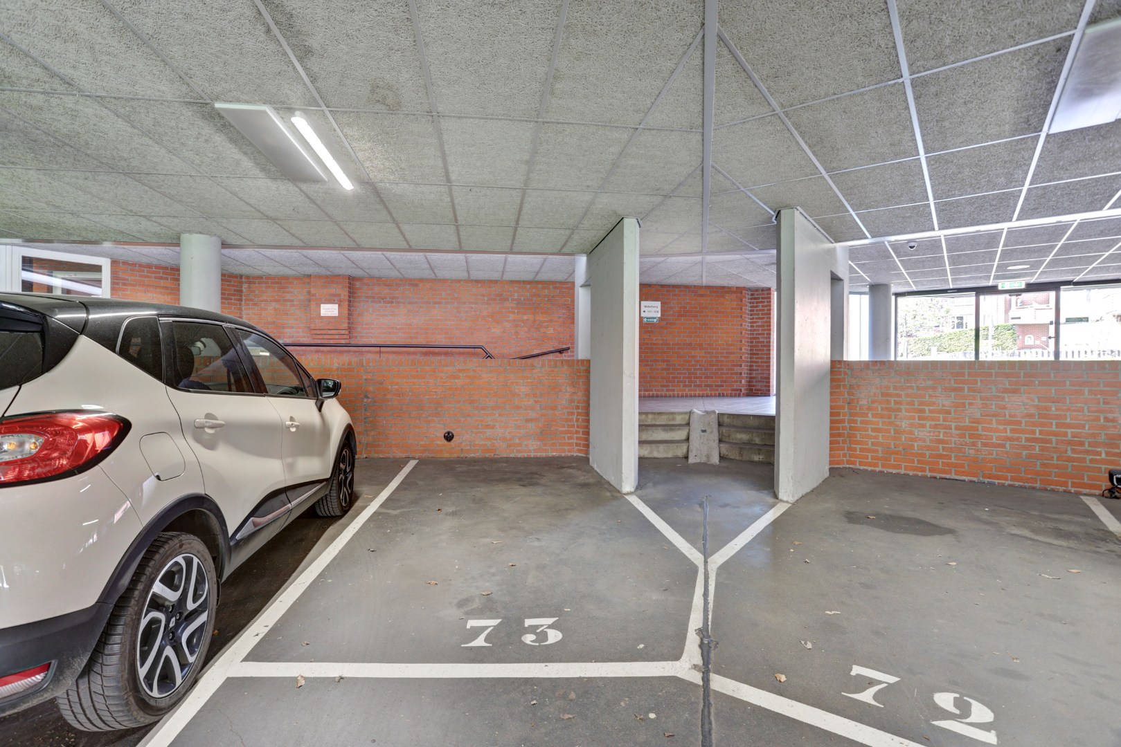 Instapklaar 3-kamer appartement op de 4e en 5e verdieping met ruim zonnig terras, eigen parkeerplaats in de parkeergarage, berging in de onderbouw en gelegen op eigen grond. 