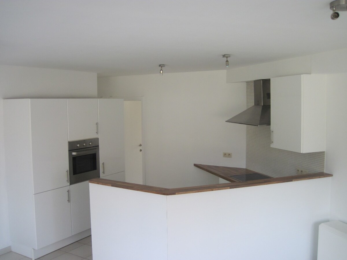 Uitstekend gelegen appartement. Geen vaste kosten ! 