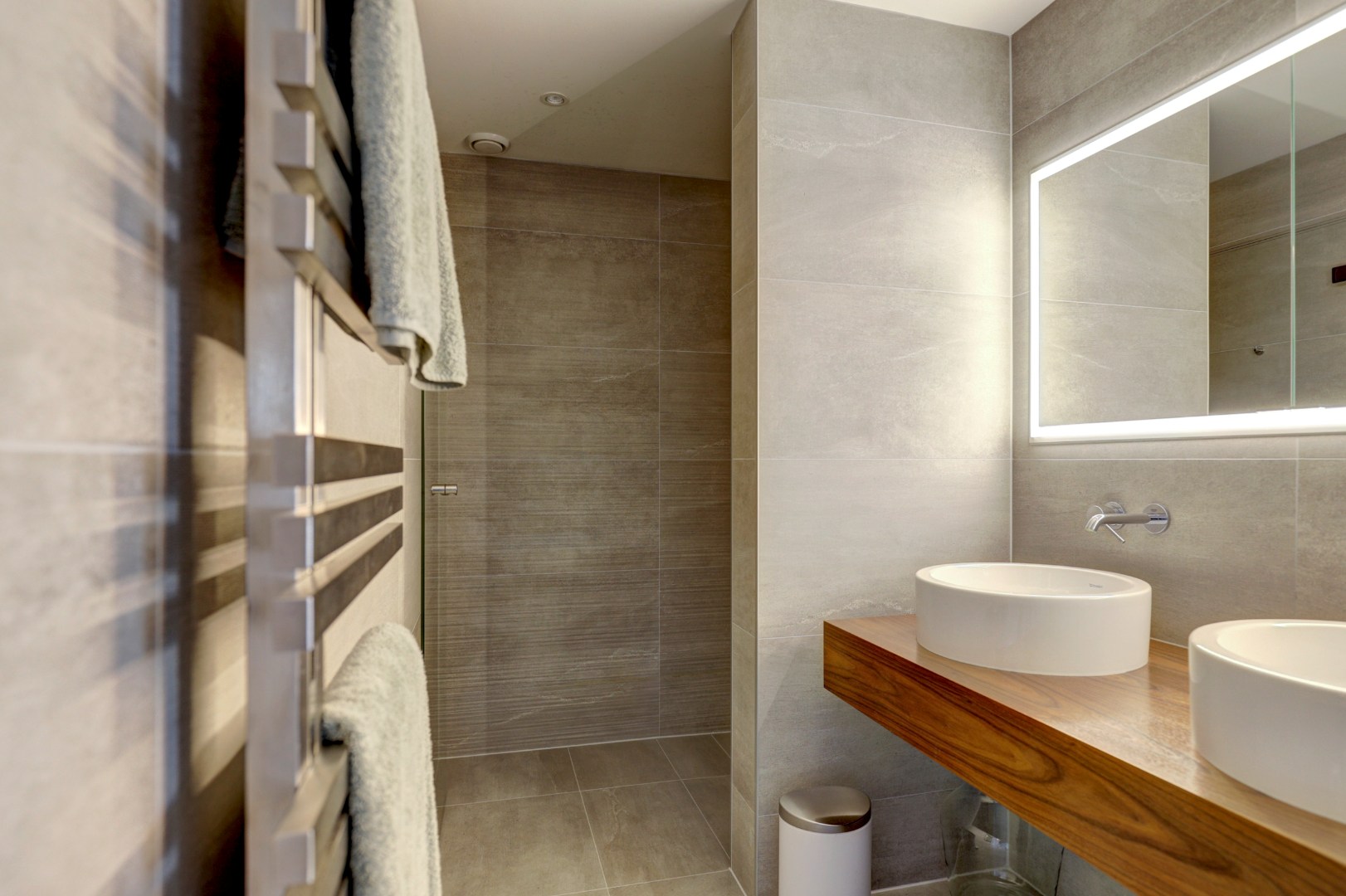 Luxe uitgevoerde 2- (voorheen 3) kamer appartement op de 3e etage met fraaie keuken, badkamer, balkon met uitzicht en gelegen op eigen grond. 