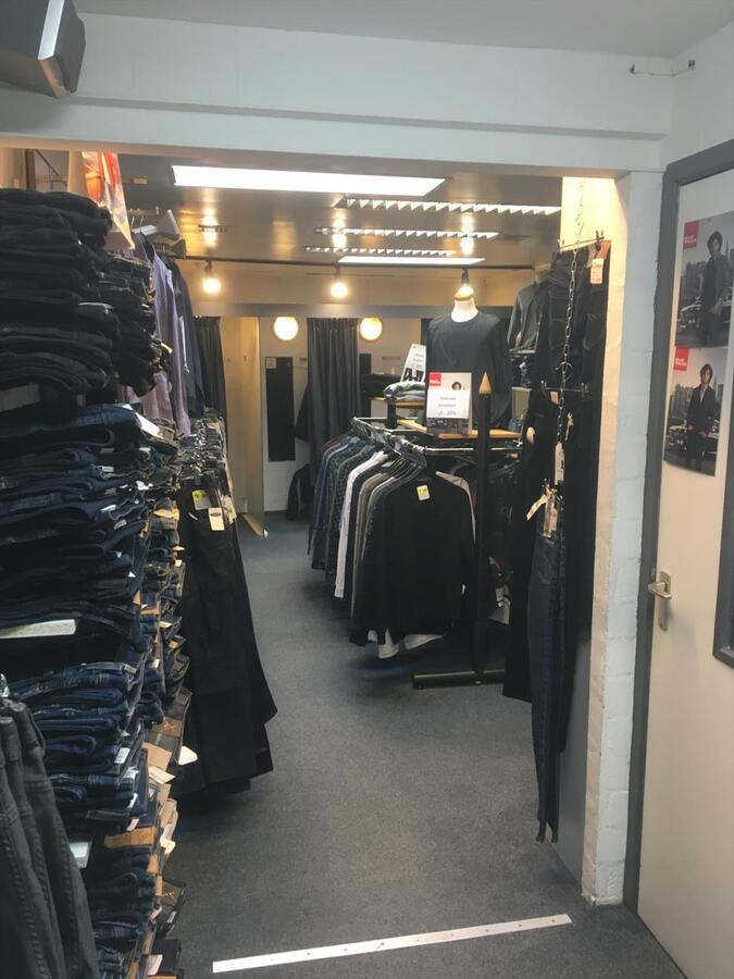 Winkelpand gelegen in de kern van Veldhoven-dorp aan de Rapportstraat 18 te Veldhoven, het object is momenteel in gebruik als kledingzaak. 