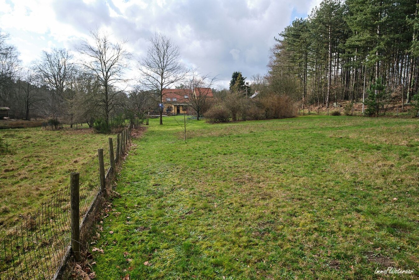 Cozy home in the middle of greenery on a plot of approximately 1.16 hectares. 