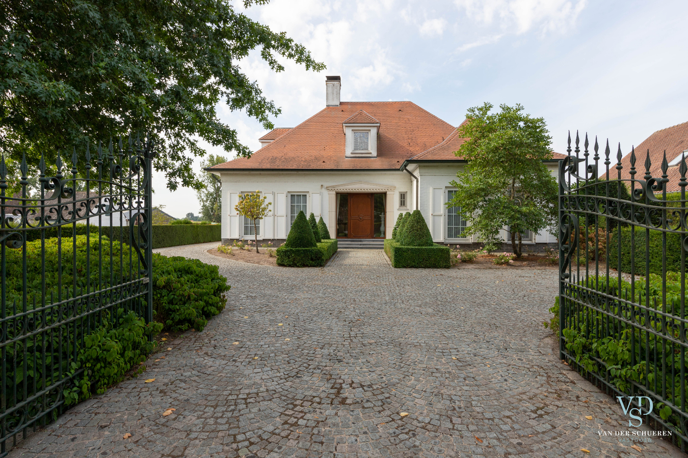 Lichtrijke, stijlvolle villa  (EPC van 254 !). 