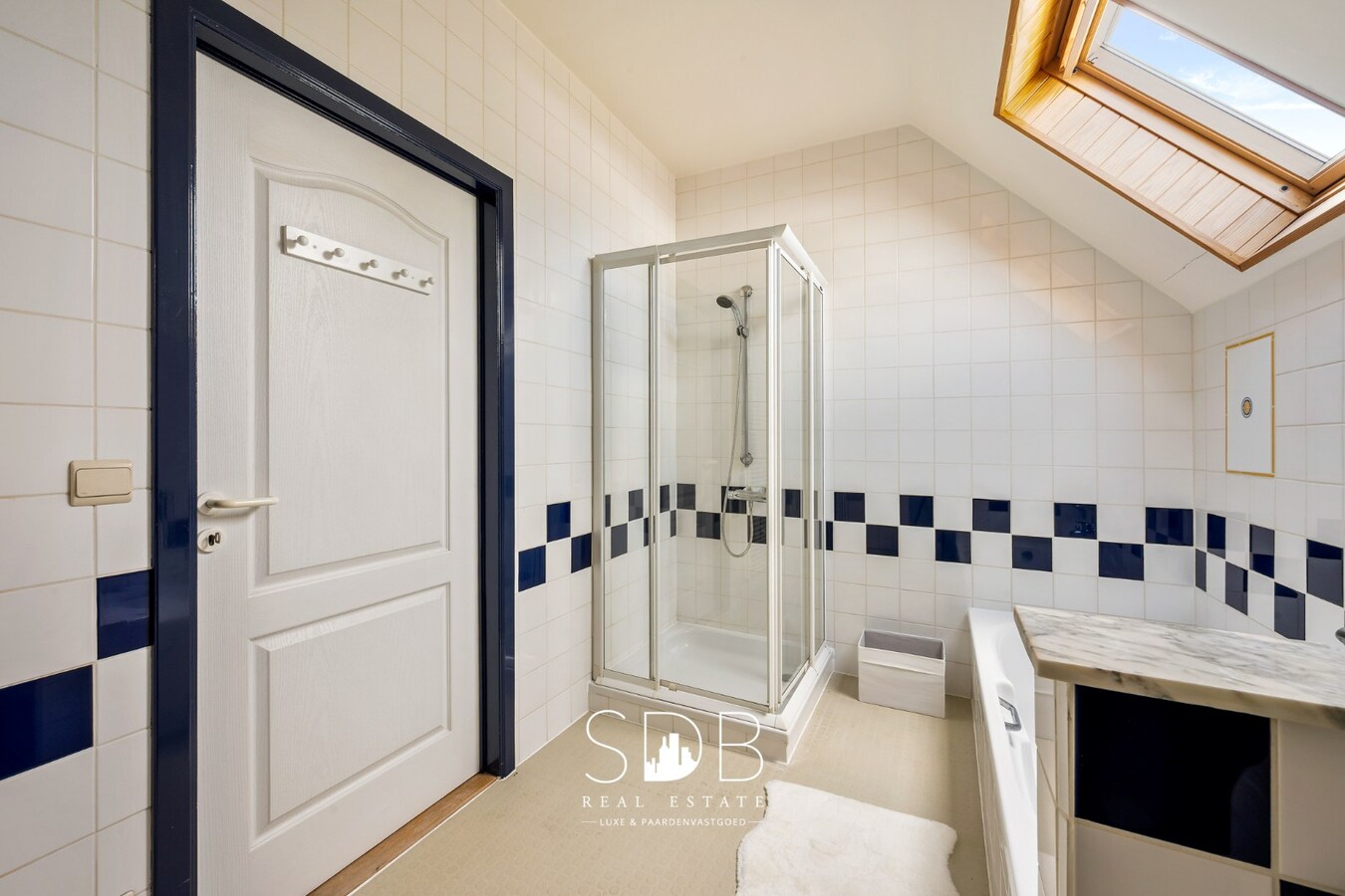 Hedendaagse villa met gezinstuin en graslanden op 7.496m² 