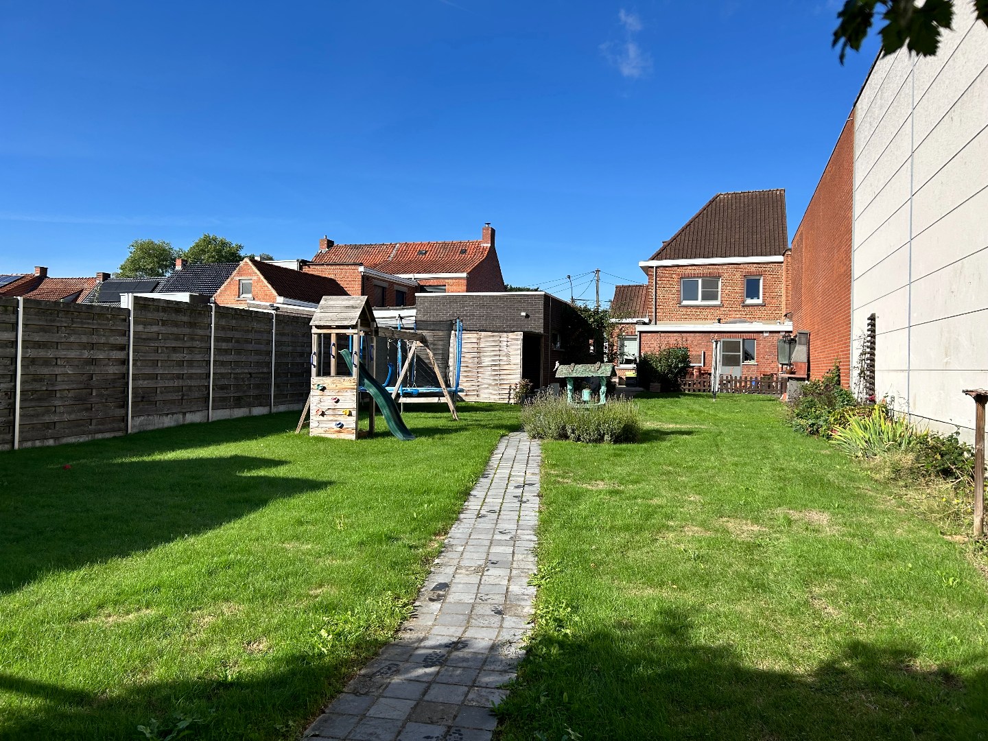 Degelijke en ruime gezinswoning met garage en tuin op 702m² 