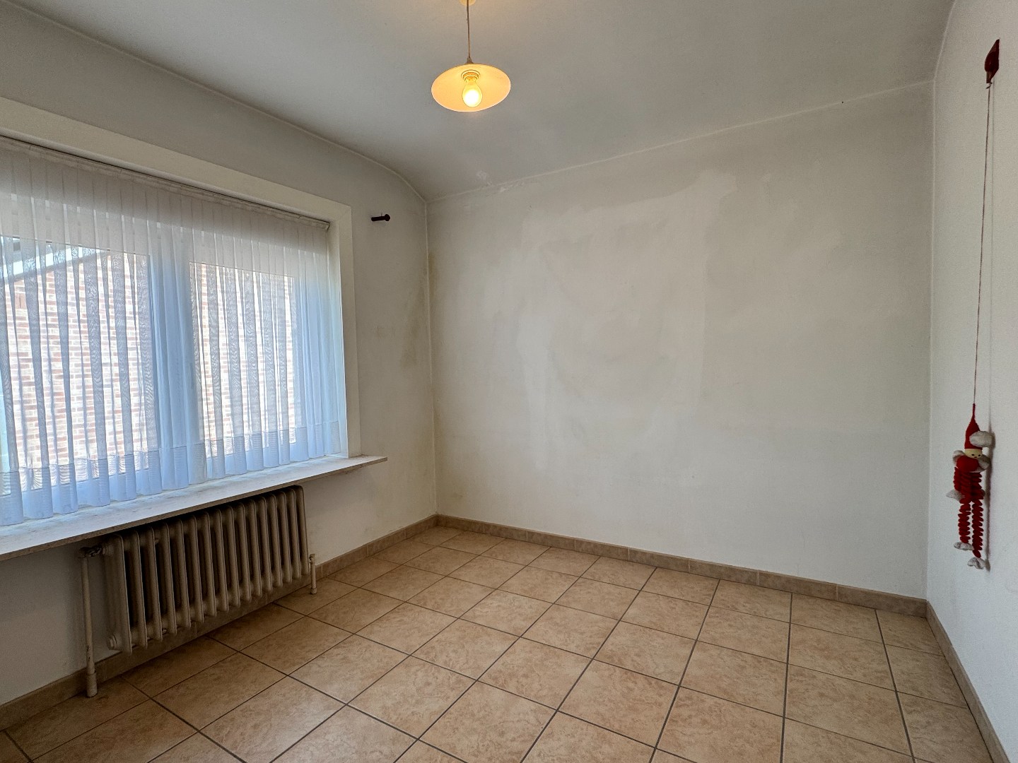 Verzorgde halfopen woning met 3 slaapkamers in rustige doodlopende straat. 
