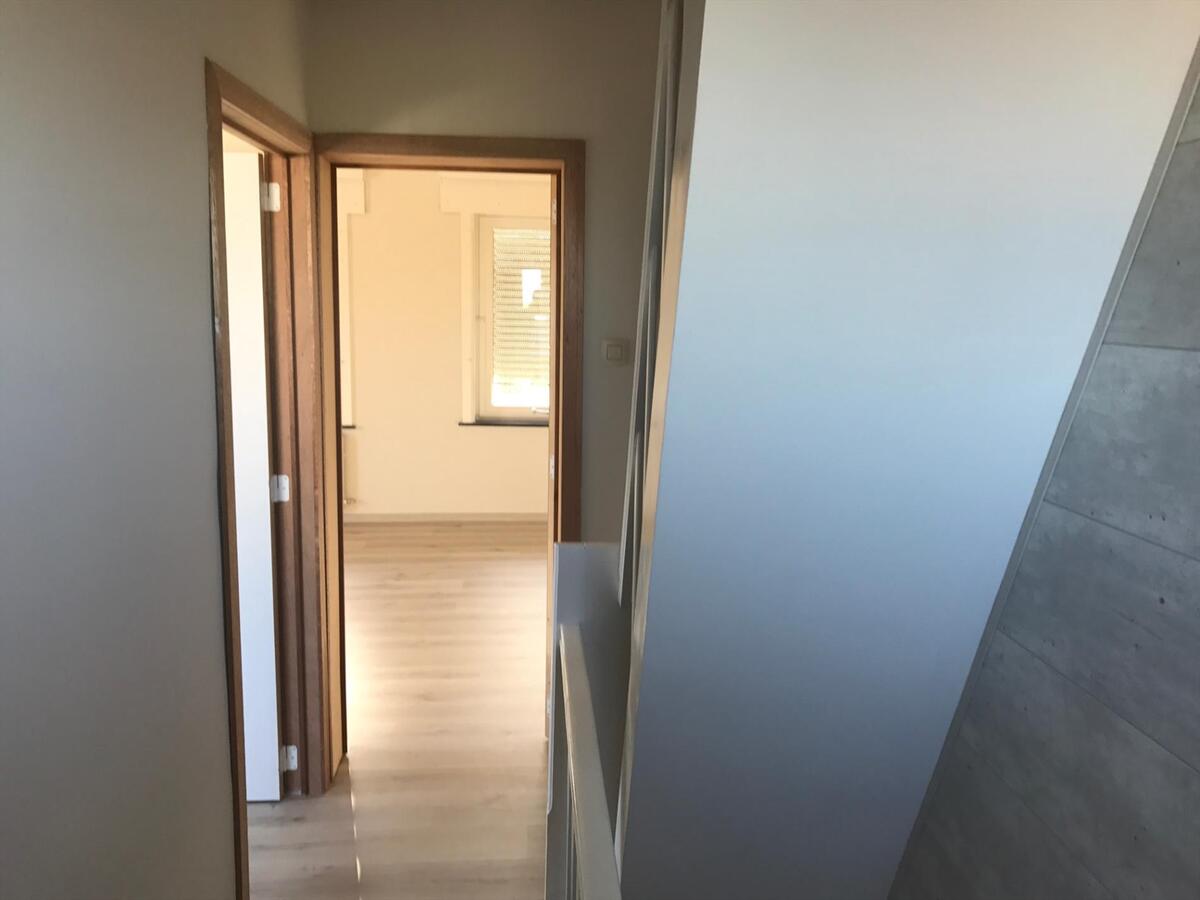 Volledig gerenoveerde, halfopen woning met garage 