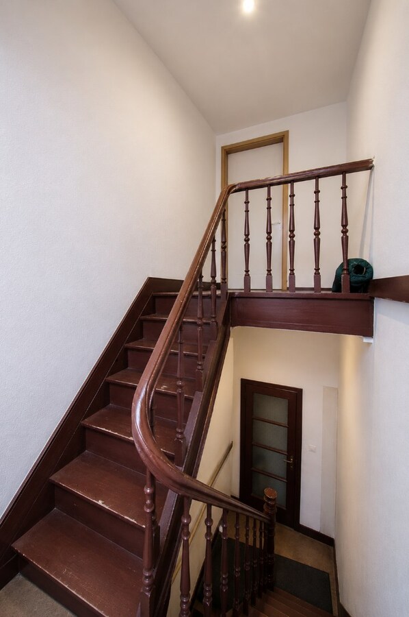 Te koop: uitzonderlijk ruime woning op centrale ligging met 6 slaapkamers, 3 badkamers én stadstuin! 