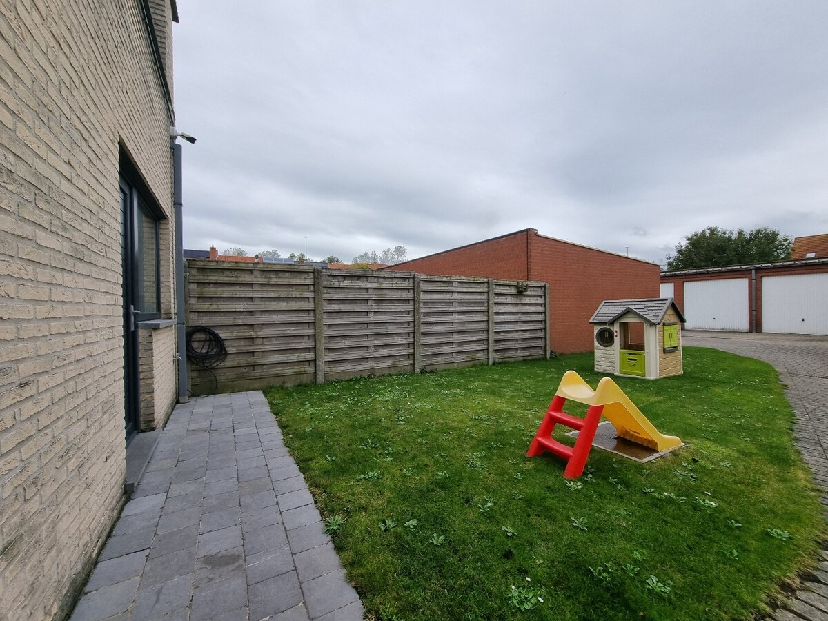 Energiezuinige halfopen gezinswoning met tuintje en ruim terras. 