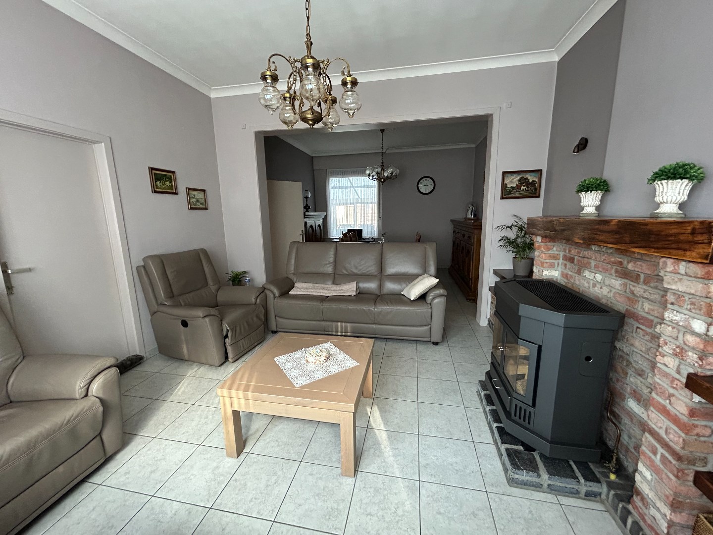 Grote en stevige woning, met garages, bergruimte en tuin op 1.324m² 