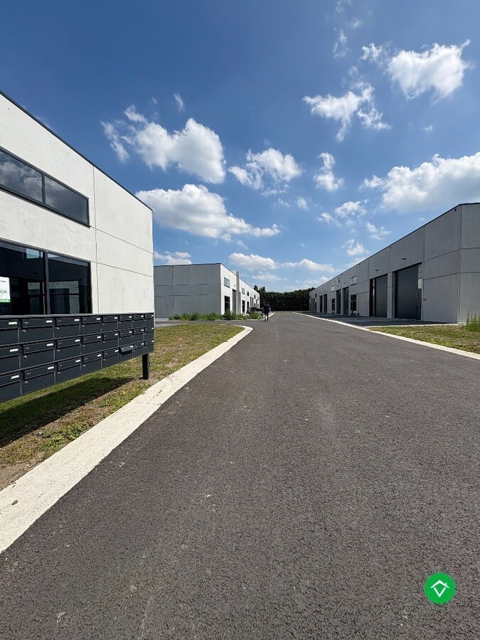 Loods te koop – 225 m² met 3 parkeerplaatsen inbegrepen op de industriezone te Ichtegem 