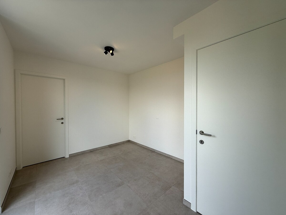 Nieuwbouwappartement met autostandplaats te Izegem 