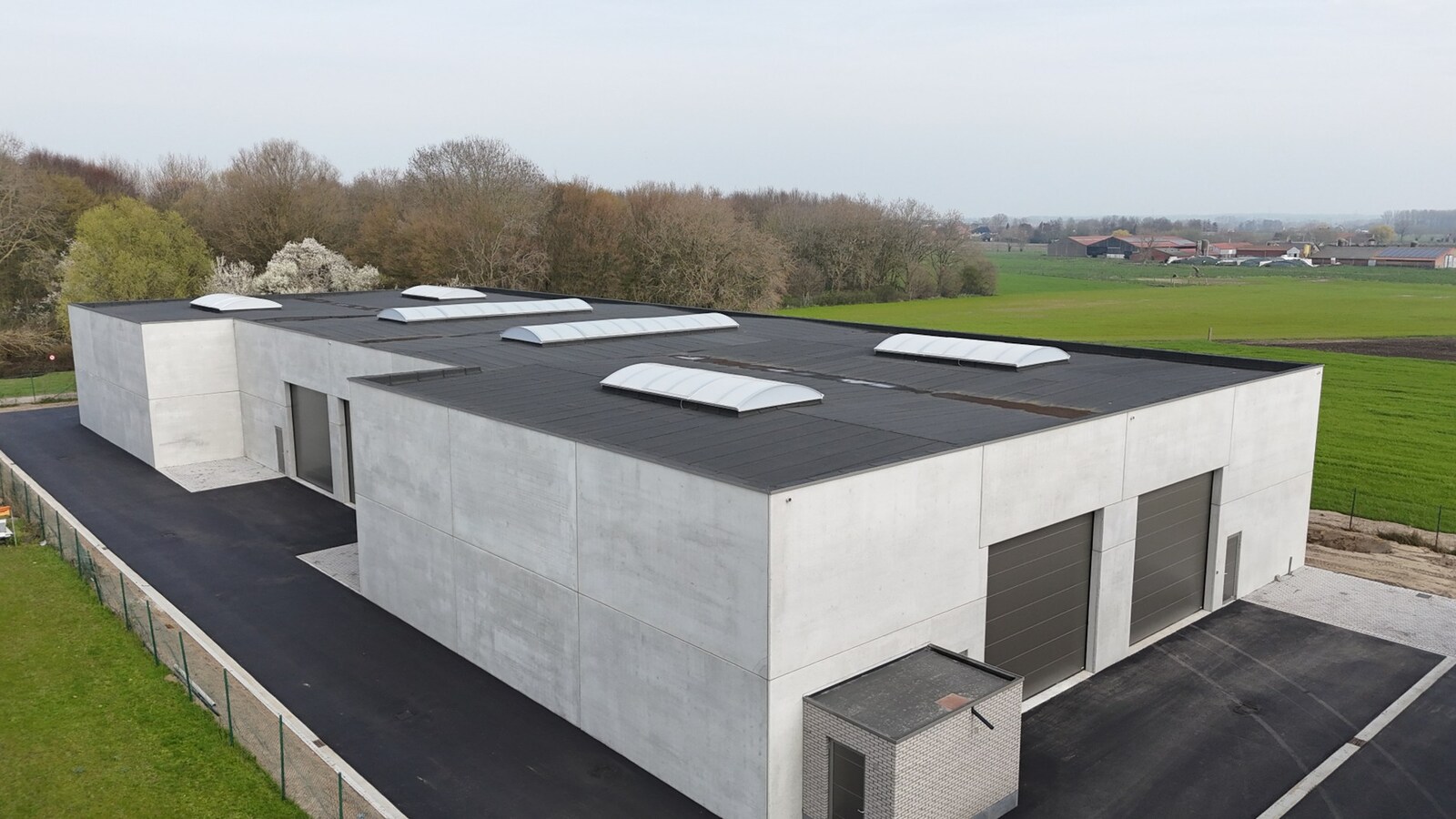 Nieuwbouw loods KMO-UNIT te koop – 256 m² met 1 parkeerplaats inbegrepen op de industriezone te Aartrijke 