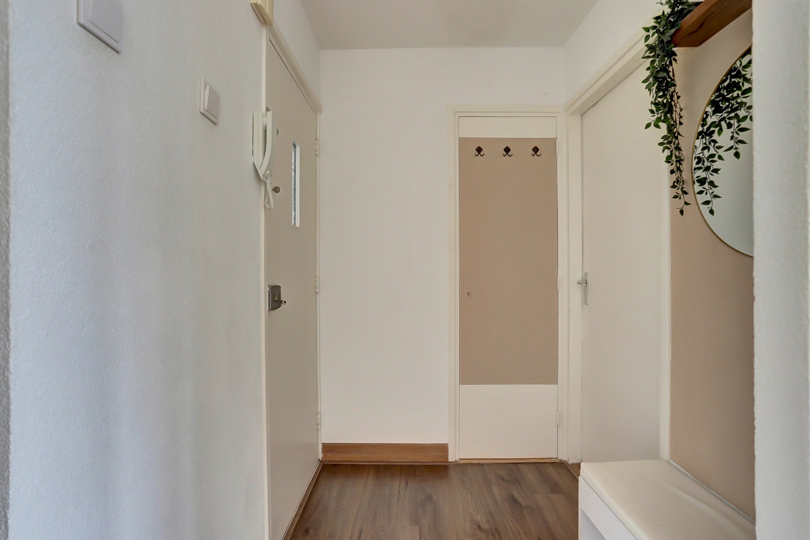 Instapklaar 3 (voorheen 4) kamer appartement op de vierde verdieping met moderne keuken en badkamer, balkon op het zuiden en berging in de onderbouw. 