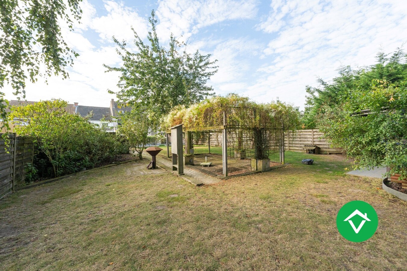 Woning met appartement te koop in het centrum van Eernegem 