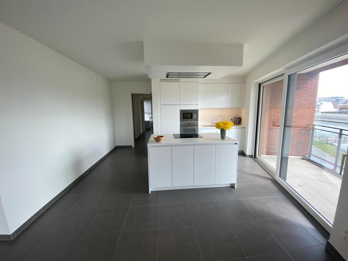 Ruim appartement op de tweede verdieping met prachtig zicht op de Leie 