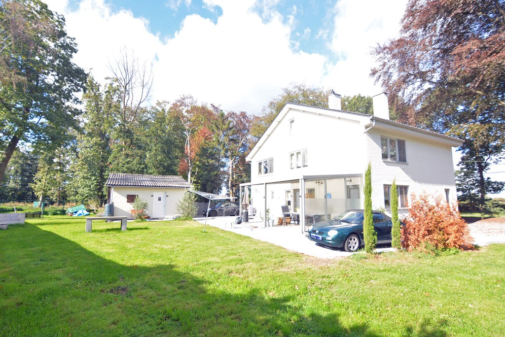 Vrijstaande, energiezuinige woning met 4 slpk en garage op een perceel van 25 a. 