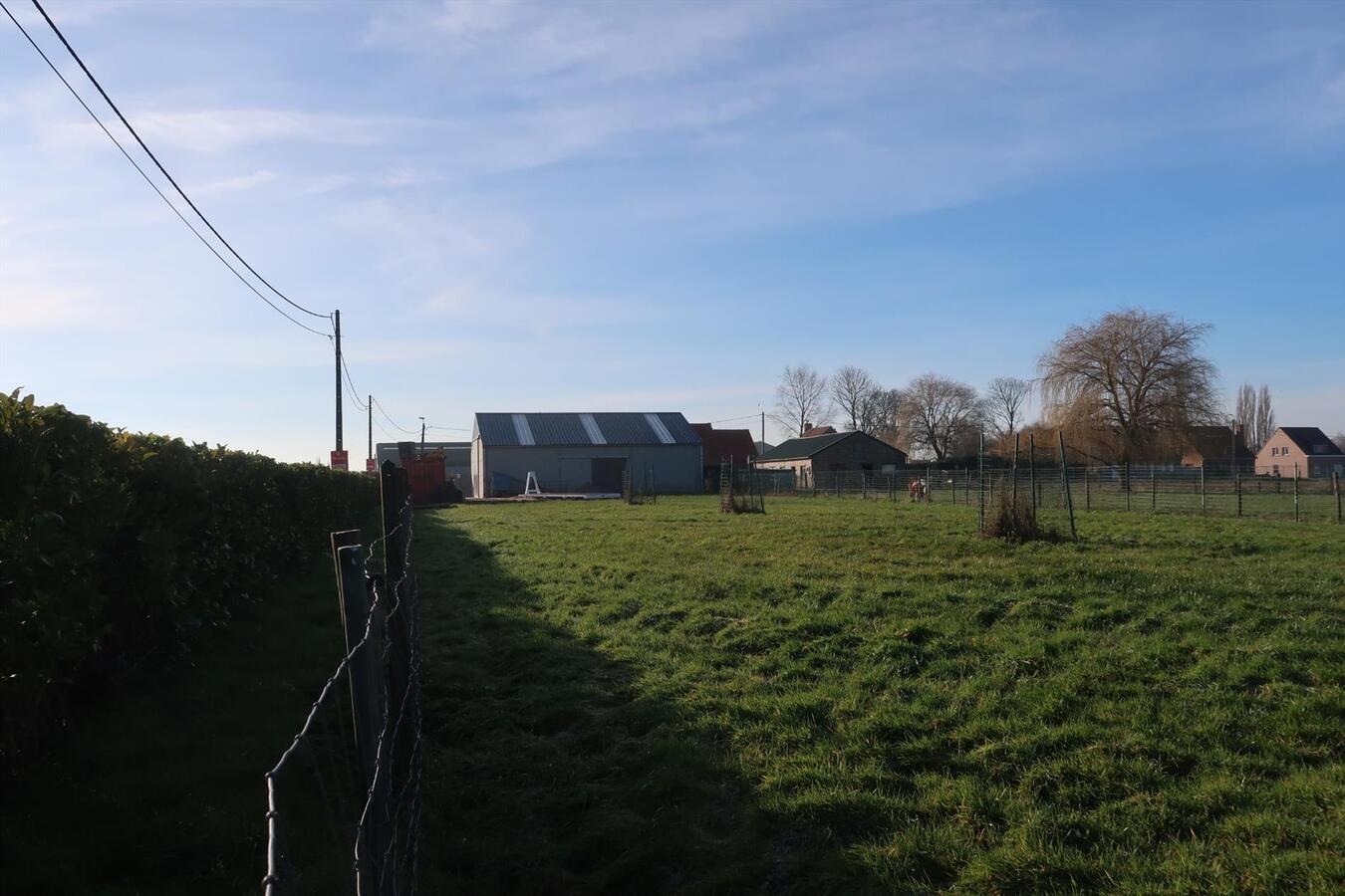 Landelijk gelegen woning met groot bijgebouw op een totale oppervlakte van 4403m² 