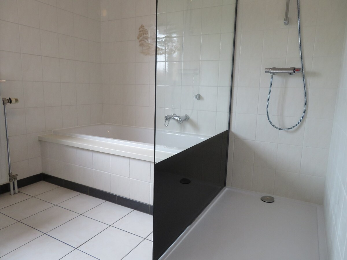 Verzorgde gezinswoning gelegen in een rustige omgeving op een perceel van 10a, met 3 slaapkamers en fraaie tuin. 