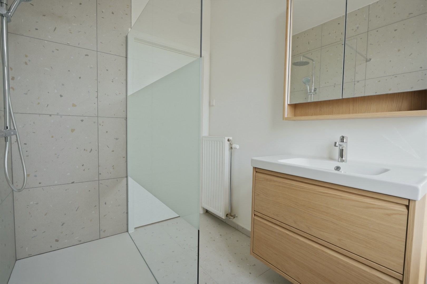 Recent gerenoveerde woning (2026), centraal gelegen aan het marktplein van Merkem! 
