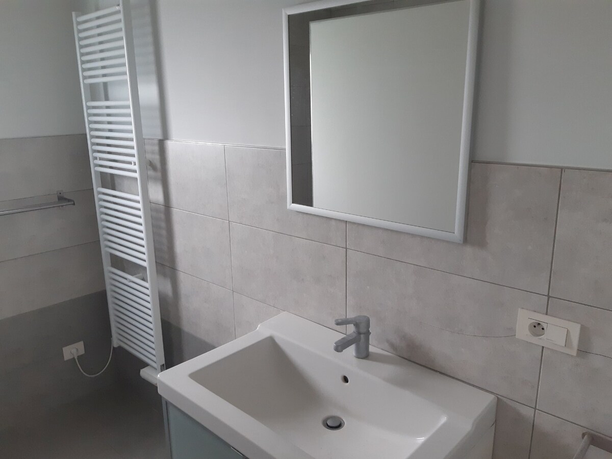 Degelijk appartement (1° verdieping). 