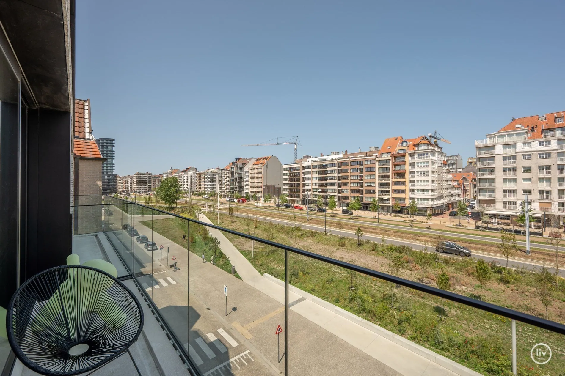 Instapklaar appartement (2021) met open zicht over de Knokkestraat op wandelafstand van de Zeedijk. 