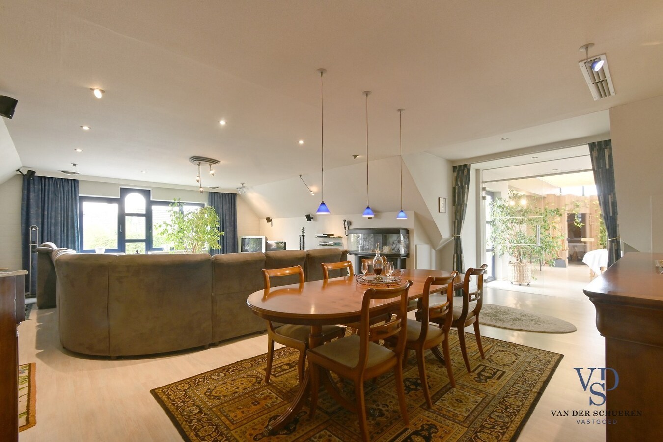 Ruim handelspand met penthouse in villastijl 
