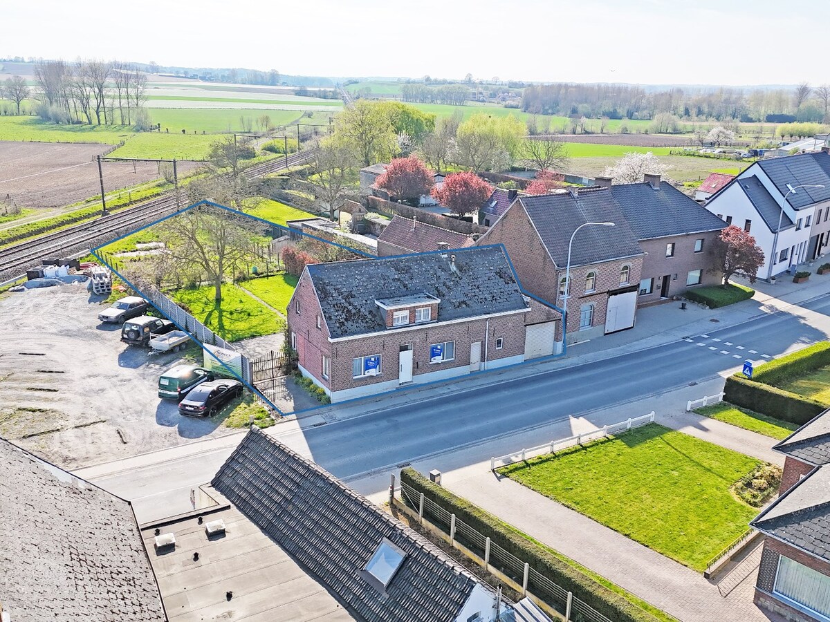 Te renoveren/te slopen HOB met tuin aan station Sint-Denijs-Boekel 