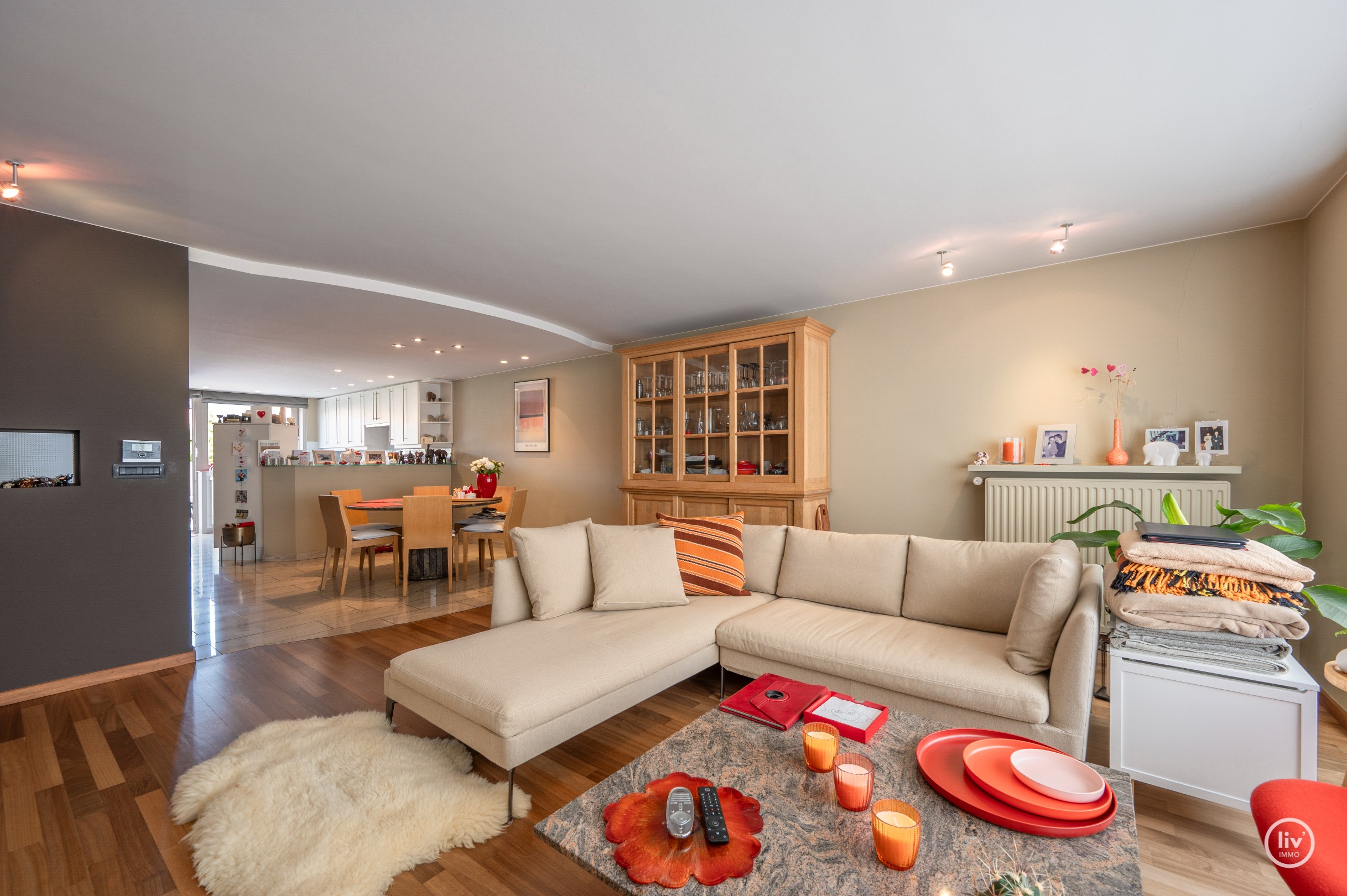 Fraaie bel-étage woning in het centrum van Knokke met Schoonheidssalon op het gelijkvloers. 