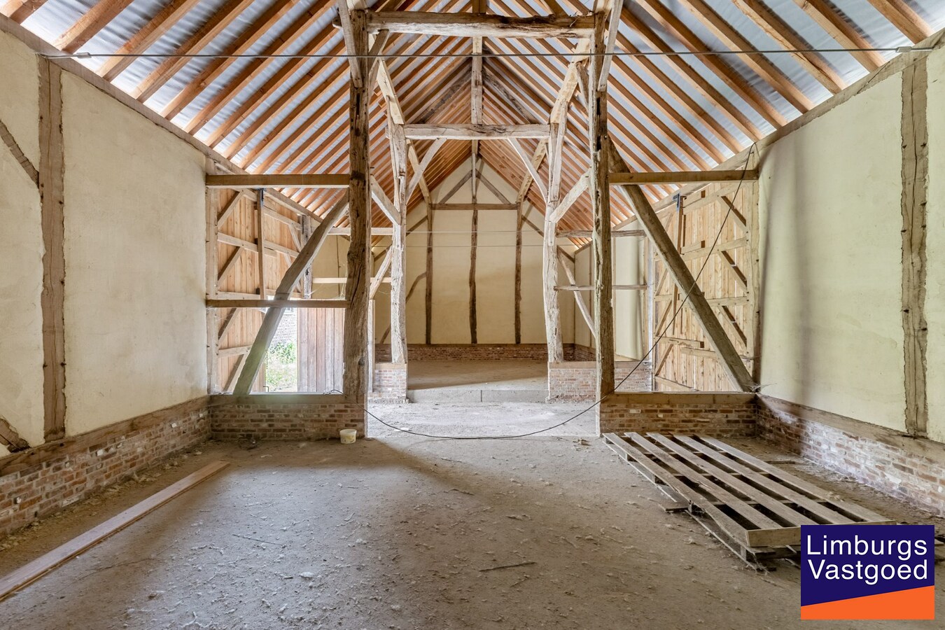 UNIEKE VIERKANTSHOEVE met paardenstallen op 7,34 hectare met vergunning voor zwembad en poolhouse 