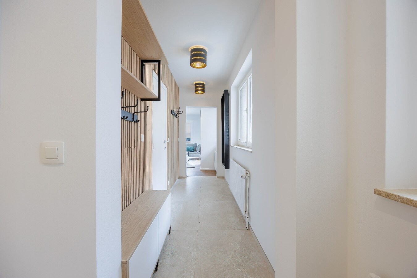 Stijlvol gerenoveerd hoekappartement met 3 slaapkamers op toplocatie te Duinbergen, vlakbij de Zeedijk. 